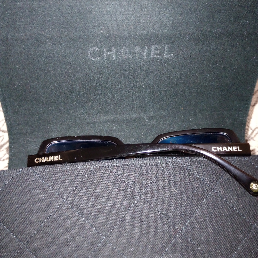 CHANEL Black Sunglasses with Quilted Case - Picture 7 of 8